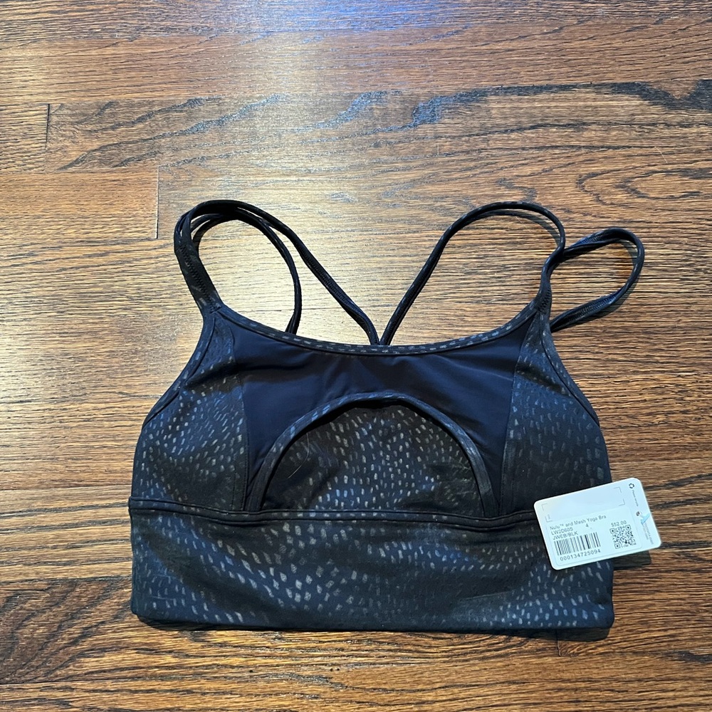 Lululemon NWT sports bra size 4 black